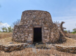 Trullo con terreno circostante