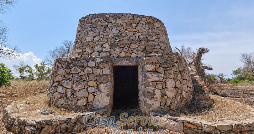 Trullo con terreno circostante